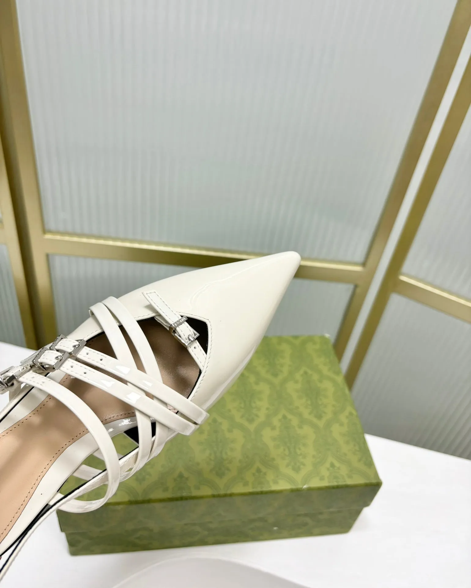GLOSSY Competitive pricing WHITE STRAPPY CALFSKIN Gucci FLAT SLINGBACK High-performance IN