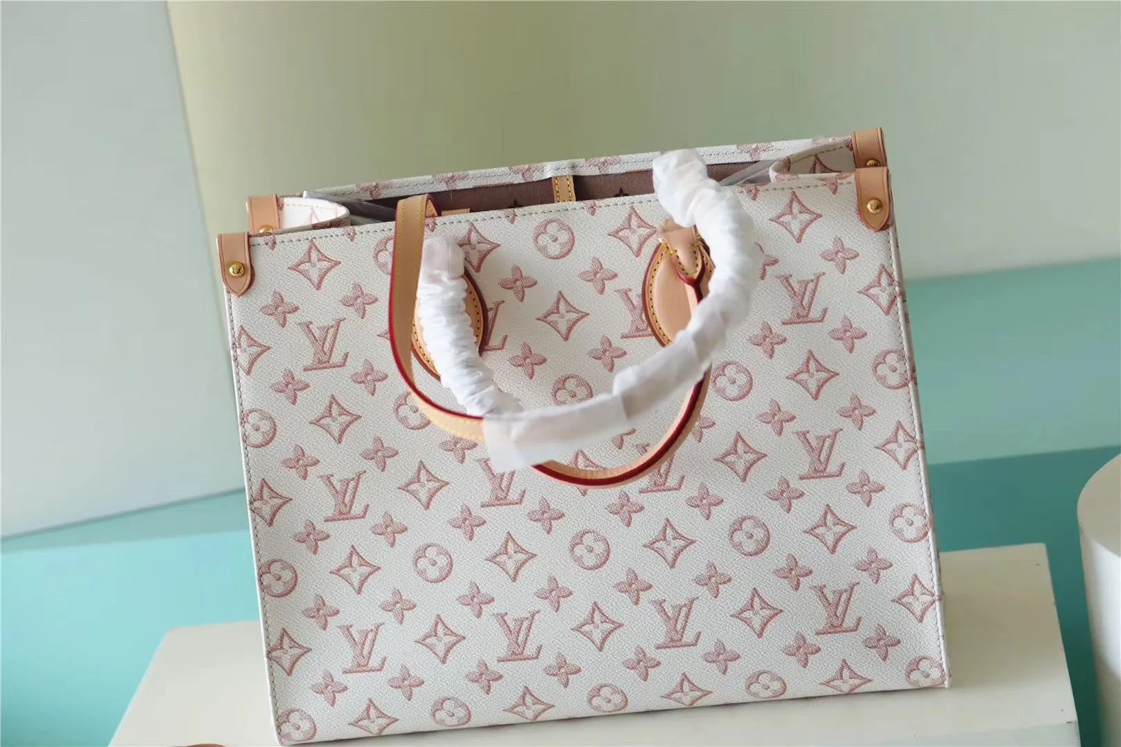 Louis Vuitton OnTheGo MM Bag
