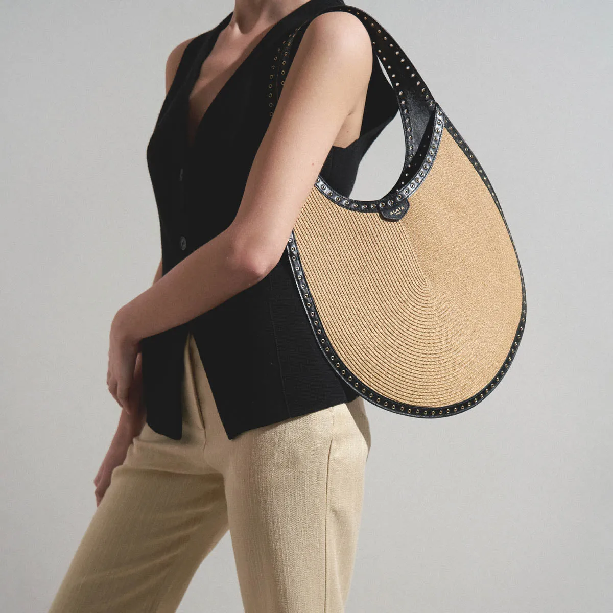 One piece medium raffia bag