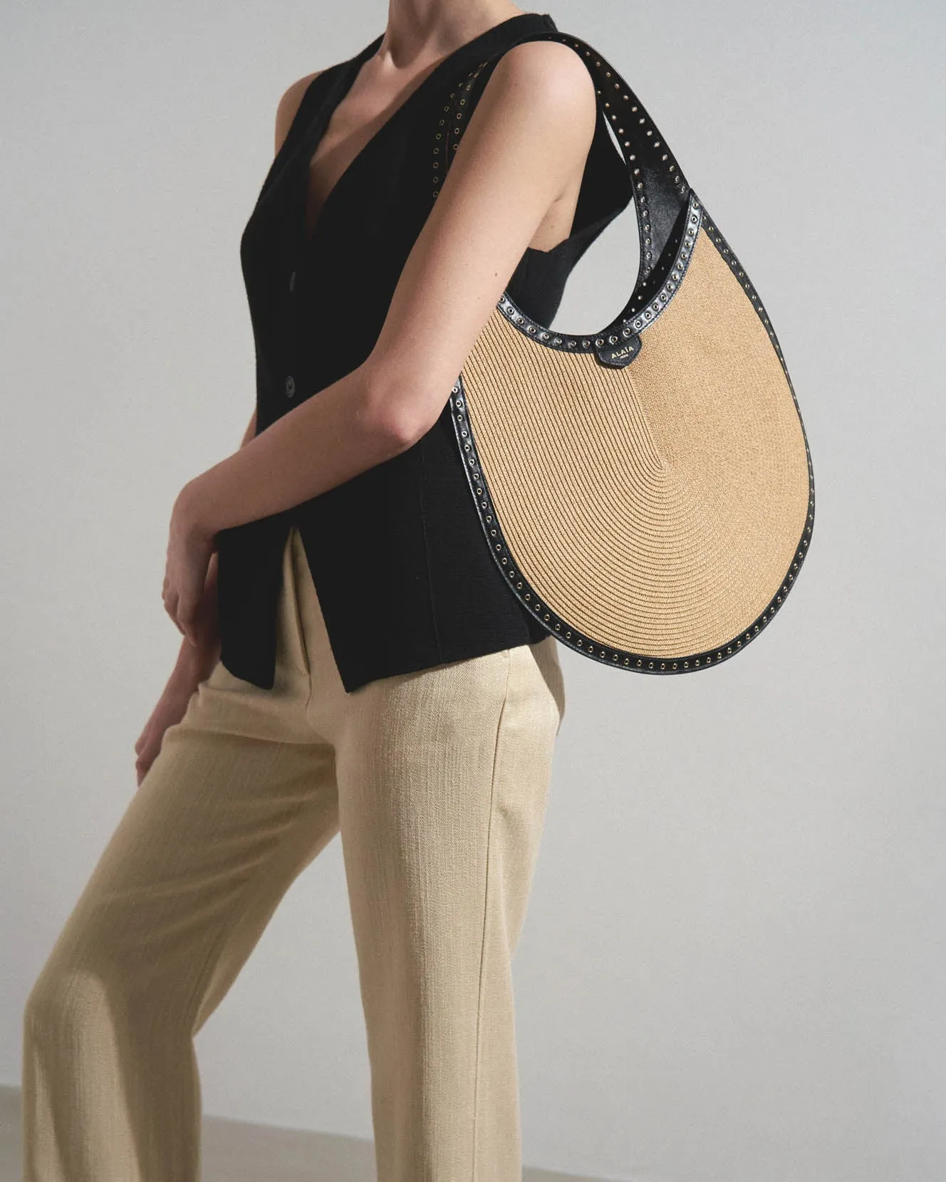 One piece medium raffia bag