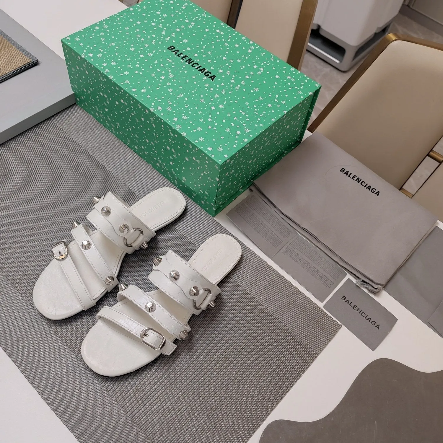 Worldwide shipping WAX-OIL SANDALS Trendy WHITE STUDDED IN SHEEPSKIN Balanciaga STRAPPY FLAT