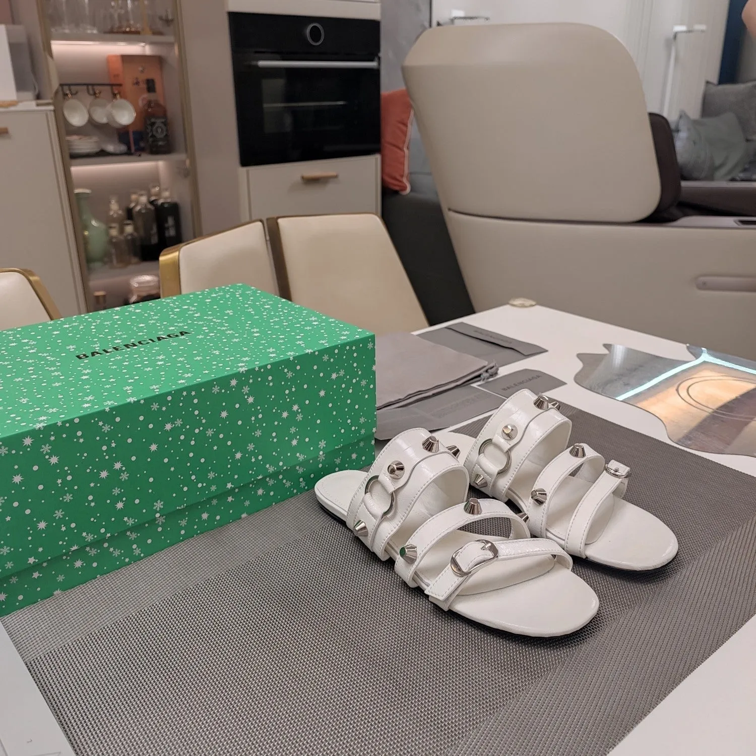 Worldwide shipping WAX-OIL SANDALS Trendy WHITE STUDDED IN SHEEPSKIN Balanciaga STRAPPY FLAT