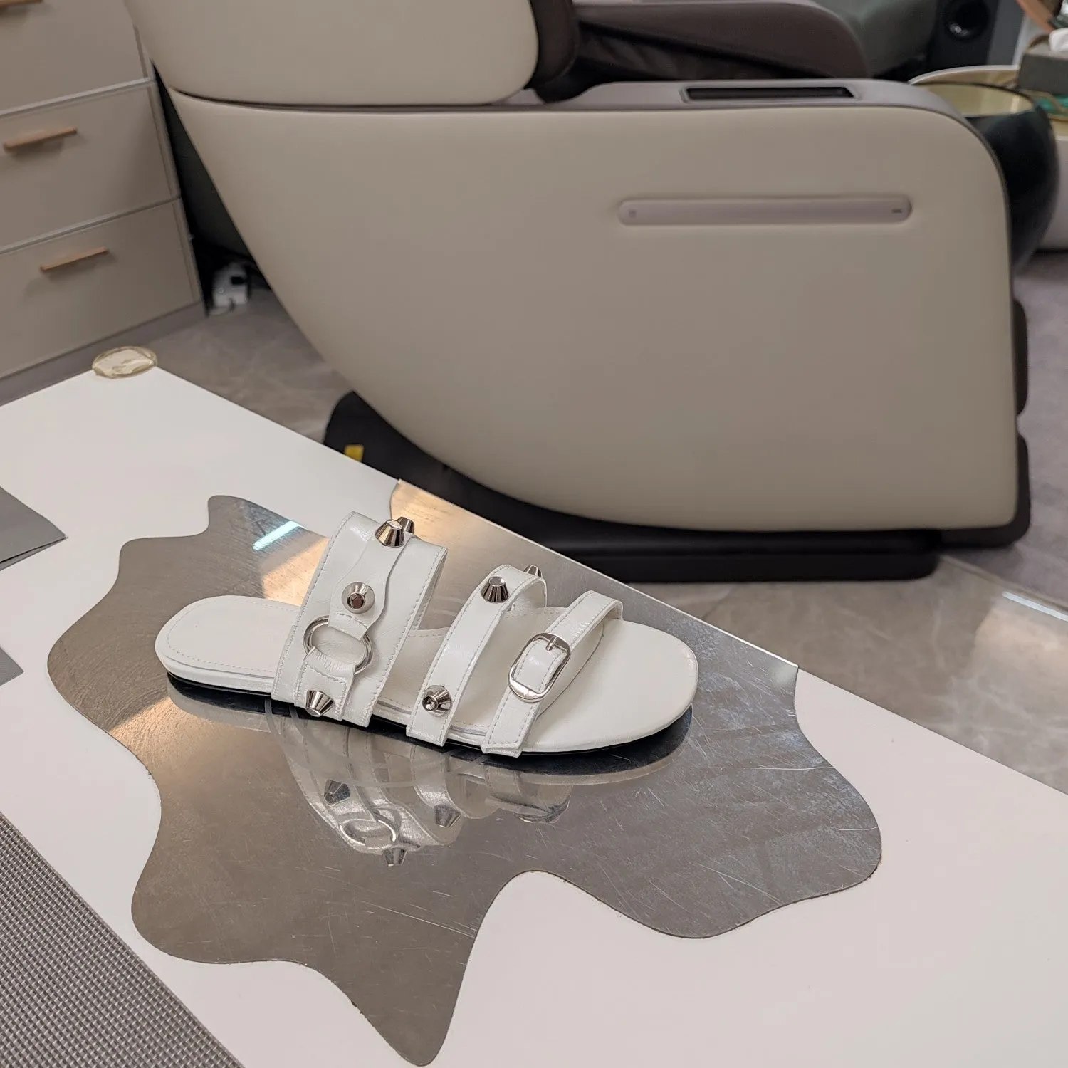 Worldwide shipping WAX-OIL SANDALS Trendy WHITE STUDDED IN SHEEPSKIN Balanciaga STRAPPY FLAT