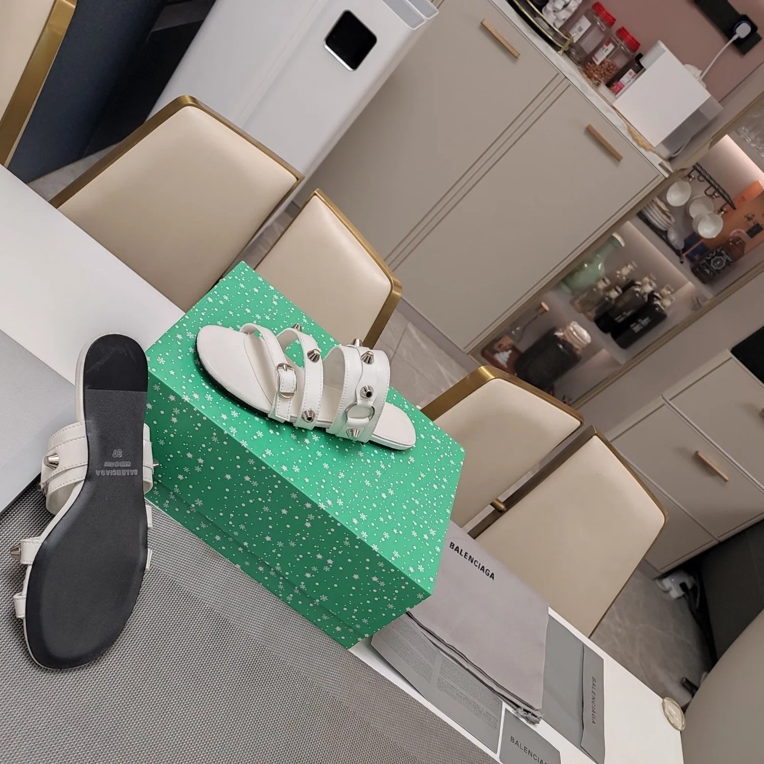 Worldwide shipping WAX-OIL SANDALS Trendy WHITE STUDDED IN SHEEPSKIN Balanciaga STRAPPY FLAT
